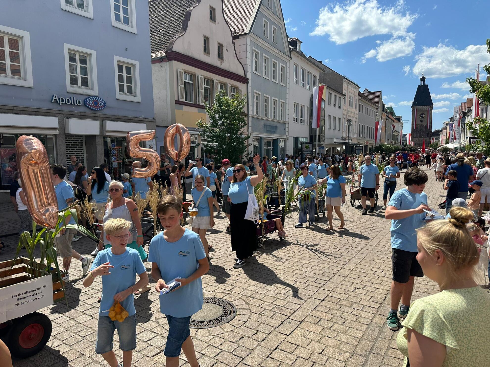 Mitarbeitende der LUFA Speyer bei der Brezelfestparade
