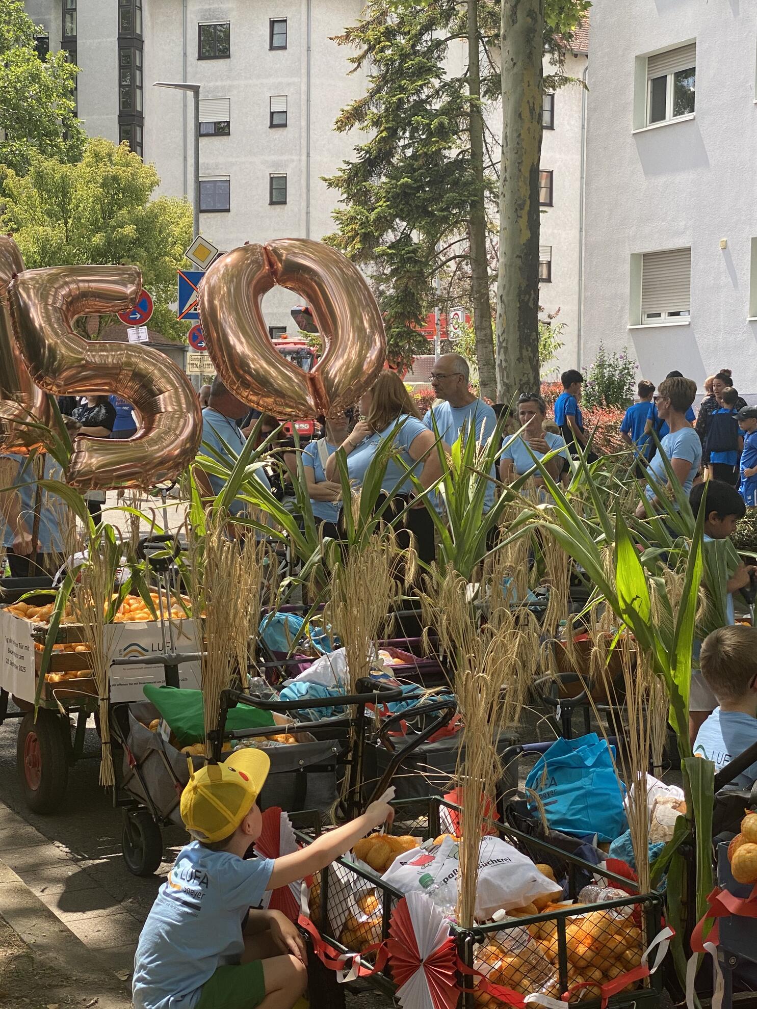 Mitarbeitende der LUFA Speyer bei der Brezelfestparade