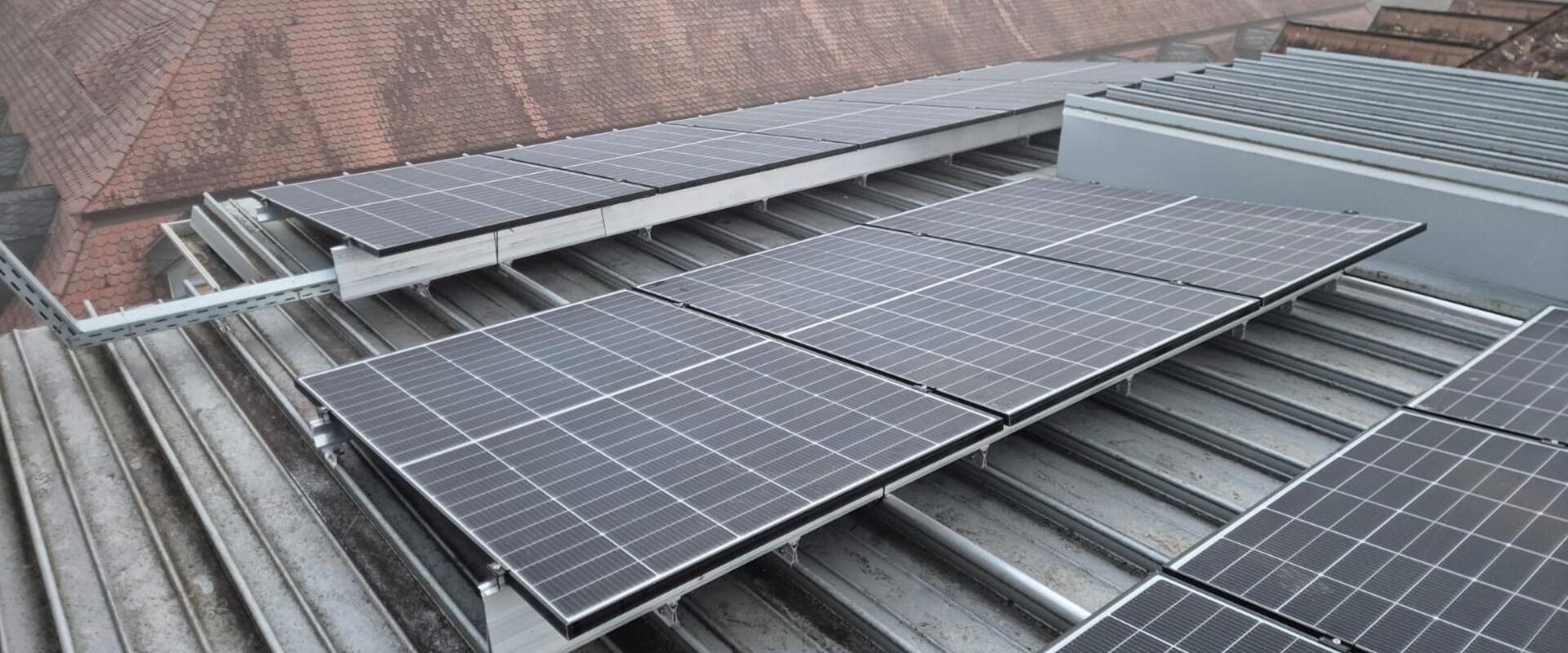 PV-Module auf dem Dach des Laborgebäudes